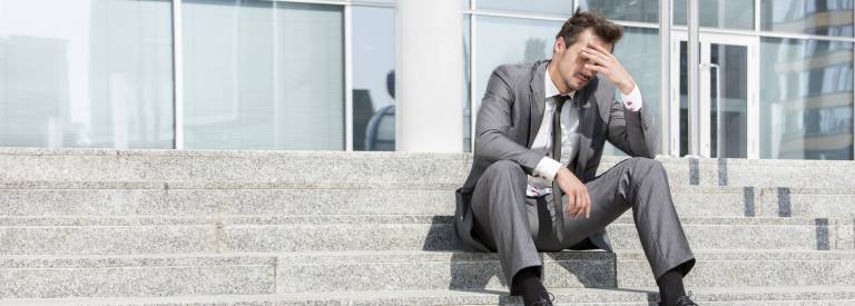Man op trap met burnout