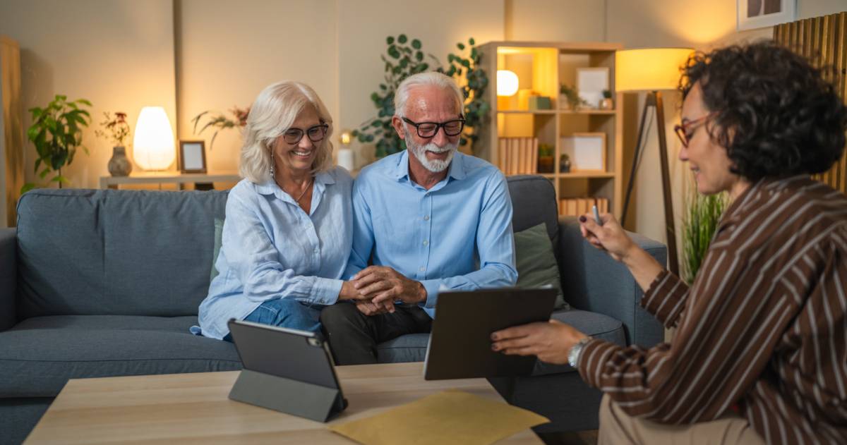 Een ouder stel krijgt advies van een vrouwelijke adviseur