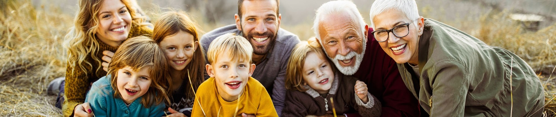 Gelukkig familie ontspannen op het veld